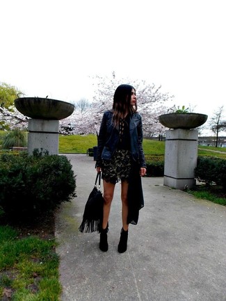 С чем носить черную футболку на пуговицах женщине