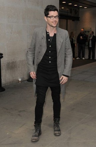 Какие дождевики носить с черной футболкой на пуговицах мужчине