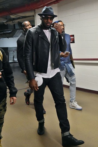 Какие косухи носить с черными высокими кедами мужчине