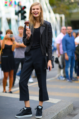 Как носить черные высокие кеды с черными брюками-кюлотами