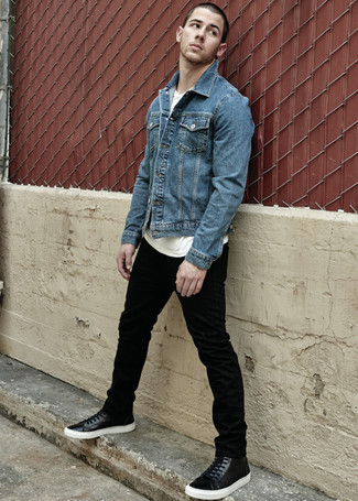 Какие джинсовые куртки носить с черными высокими кедами мужчине