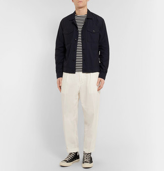 Какие джинсовые куртки носить с черными высокими кедами мужчине