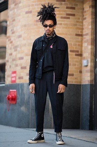 Какие джинсовые куртки носить с черными высокими кедами мужчине