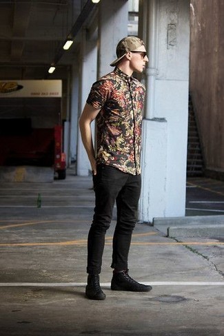 С чем носить черные высокие кеды мужчине