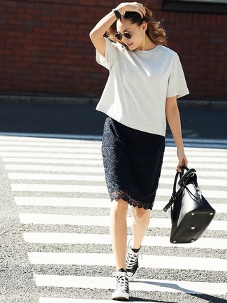 С чем носить черные высокие кеды женщине