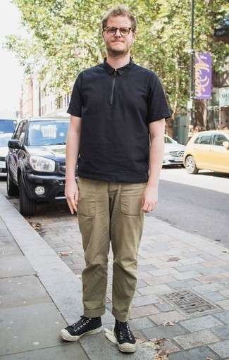 Какие футболки-поло носить с черными высокими кедами мужчине