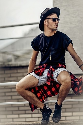 Какие шорты носить с черными высокими кедами мужчине