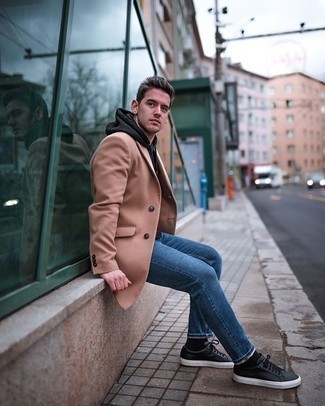 Как носить черный худи с светло-коричневым длинным пальто