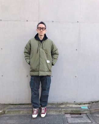 Какие брюки карго носить с черным худи