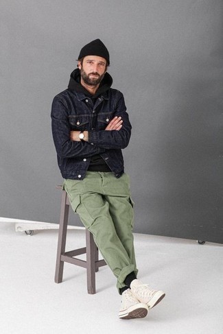 Какие джинсовые куртки носить с черным худи мужчине