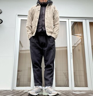 Какие джинсовые куртки носить с черным худи мужчине