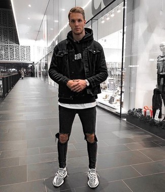 Какие джинсы носить с черным худи мужчине