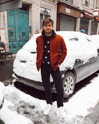 Какие джинсы носить с черным худи мужчине