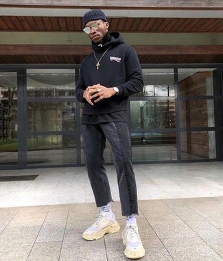 Какие джинсы носить с черным худи мужчине