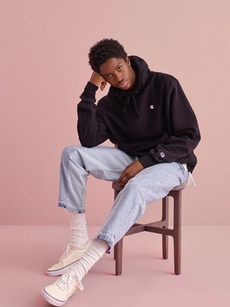 Какие джинсы носить с черным худи мужчине