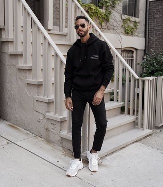 Какие джинсы носить с черным худи мужчине