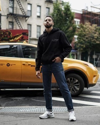 Какие джинсы носить с черным худи мужчине