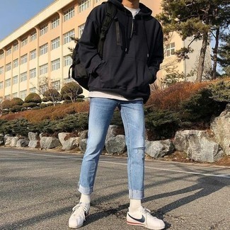 Какие джинсы носить с черным худи мужчине