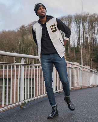 Какие джинсы носить с черным худи мужчине