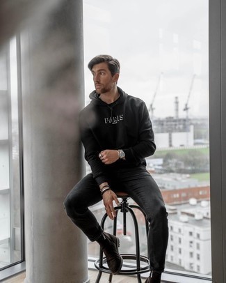 Какие джинсы носить с черным худи мужчине