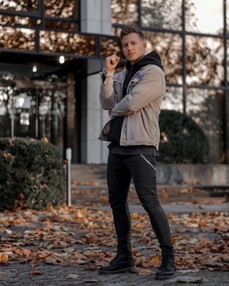 Какие джинсы носить с черным худи мужчине