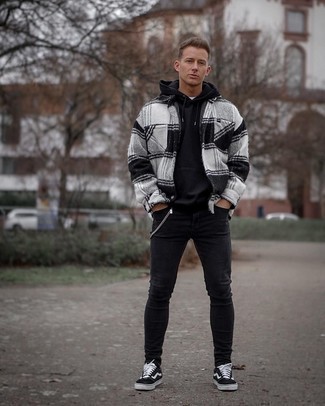 Какие джинсы носить с черным худи мужчине