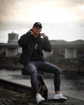 Какие джинсы носить с черным худи мужчине