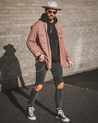 Какие джинсы носить с черным худи мужчине