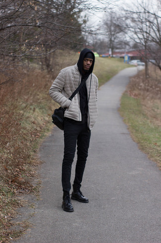 Какие джинсы носить с черным худи мужчине