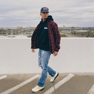 Какие джинсы носить с черным худи мужчине