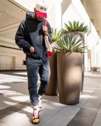 С чем носить черный худи мужчине