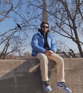 Как носить черный худи с голубой курткой-пуховиком мужчине