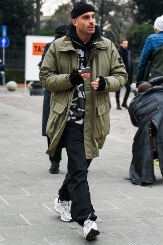 Как носить черный худи с оливковой паркой мужчине