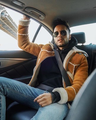 Какие короткие дубленки носить с черным худи мужчине