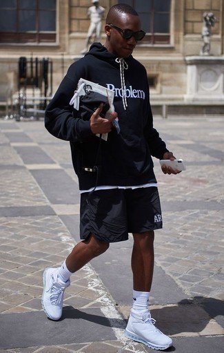 Какие шорты носить с черным худи мужчине