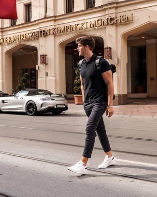 С чем носить черную футболку-поло в горизонтальную полоску мужчине