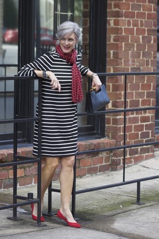 С чем носить черное платье прямого кроя в горизонтальную полоску