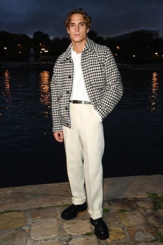 С чем носить черную шерстяную куртку с узором "гусиные лапки" мужчине