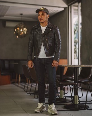 Какие кроссовки носить с черными джинсами мужчине