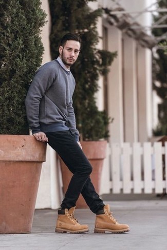 Как носить черные джинсы с бежевыми замшевыми рабочими ботинками мужчине