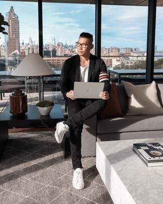 Как носить черные джинсы с черным пиджаком мужчине