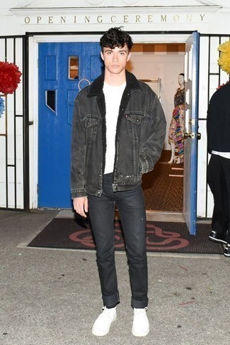 Как носить черные джинсы с черной джинсовой курткой мужчине