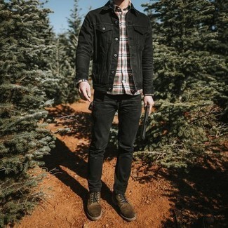 Как носить черные джинсы с черной джинсовой курткой мужчине