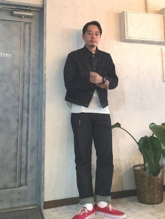 Как носить черные джинсы с черной джинсовой курткой мужчине