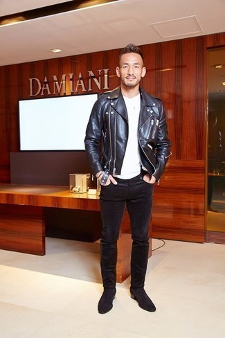 Как носить черные джинсы с черной кожаной косухой мужчине