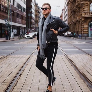 Как носить черные джинсы с черной кожаной косухой мужчине