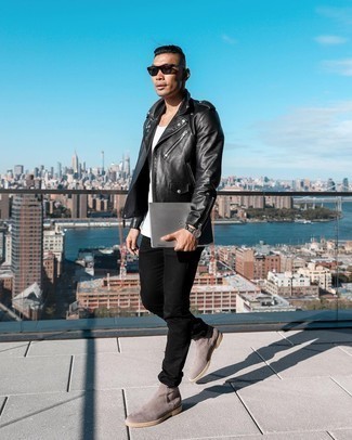 Как носить черные джинсы с черной кожаной косухой мужчине