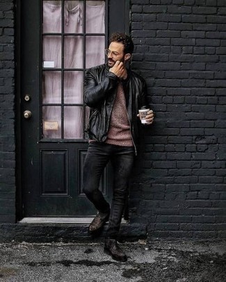 Как носить черные джинсы с черным кожаным бомбером мужчине