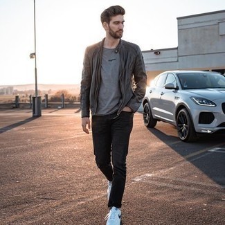 Как носить черные джинсы с черным кожаным бомбером мужчине