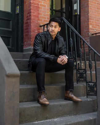 Как носить черные джинсы с черным кожаным бомбером мужчине